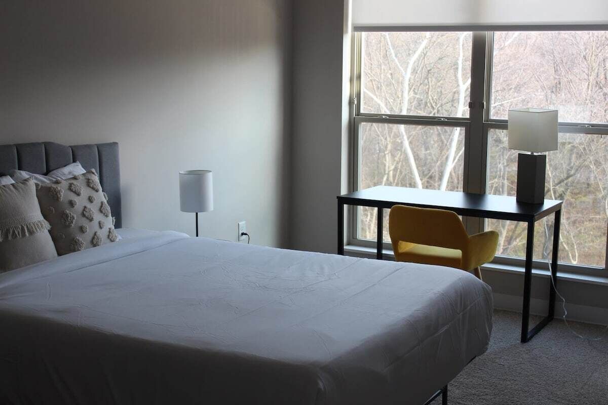 2 bedrooms, desk, iron/ironing board, WiFi