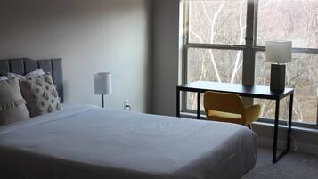 2 bedrooms, desk, iron/ironing board, WiFi