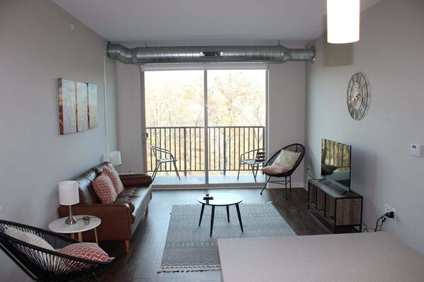 TV - Winter Deals | Campustown Lux Apartment near ISU! (Ames)