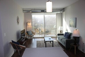 TV - Campustown Flat near Jack Trice with Firepit (Ames)