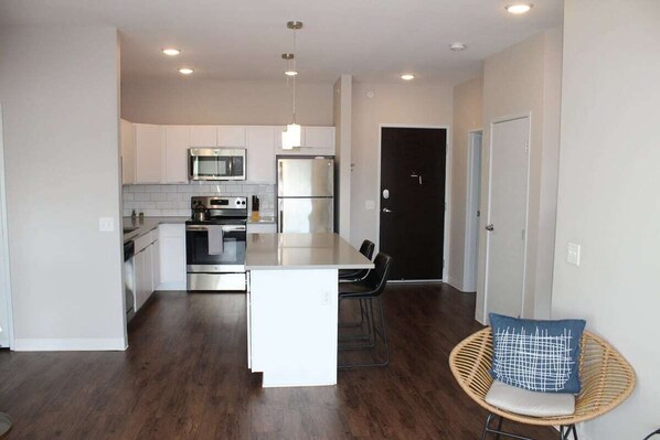 Fridge, microwave, oven, stovetop - Campustown Flat near Jack Trice with Firepit (Ames)