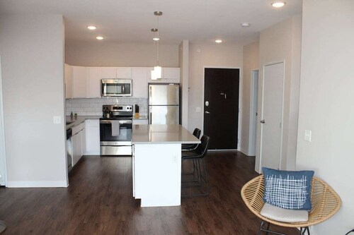 Winter Deals! | Campustown Flat w/ Firepit + Gym