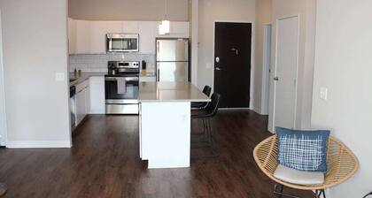 Winter Deals! | Campustown Flat w/ Firepit + Gym