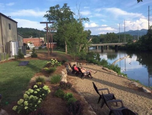 Cozy & Private 3BR/2BA Country Farmhouse Overlooking Little Tennessee River