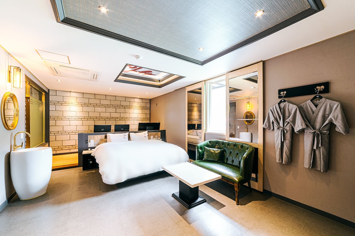 Presidentiële kamer | Badkamer | Een aparte badkuip en douche, designer toiletartikelen, een haardroger