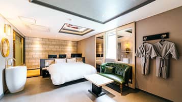 Presidential Room | Bathroom | Separate tub and shower, designer toiletries, hair dryer, bathrobes