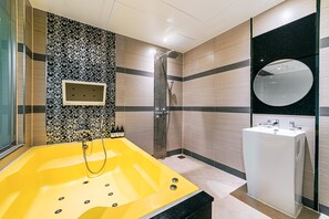 Rom – deluxe | Bad | Separat badekar og dusj, designertoalettartikler, hårføner og badekåper