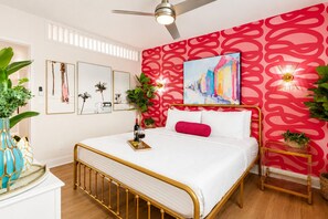 Room - Miami & Me Oasis: Dive into Beach Bliss, King Size Comfort, and Gulfside Glam! (Indian Rocks Beach)