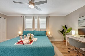 5 Schlafzimmer, Schreibtisch, Bügeleisen/Bügelbrett, Reisekinderbett