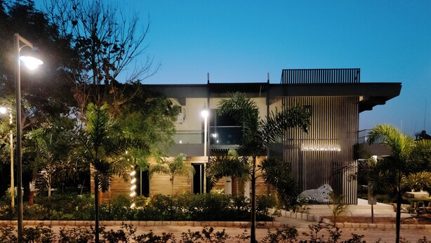 Un edificio moderno con tetto piatto, ampie finestre e un ingresso ben visibile.