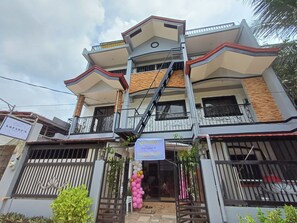 Vista frontal de la propiedad