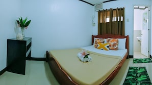 Un dormitorio ordenado con una cama, una mesita de noche y una planta en maceta.