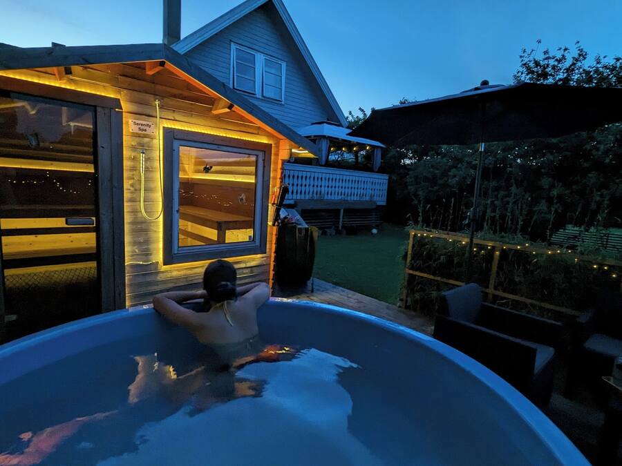 Sauna, hot tub