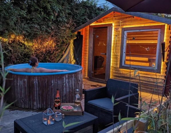 Outdoor spa tub