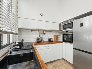 Fridge, microwave, oven, coffee/tea maker