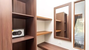 Una habitación con estanterías de madera, una radio y un espejo.