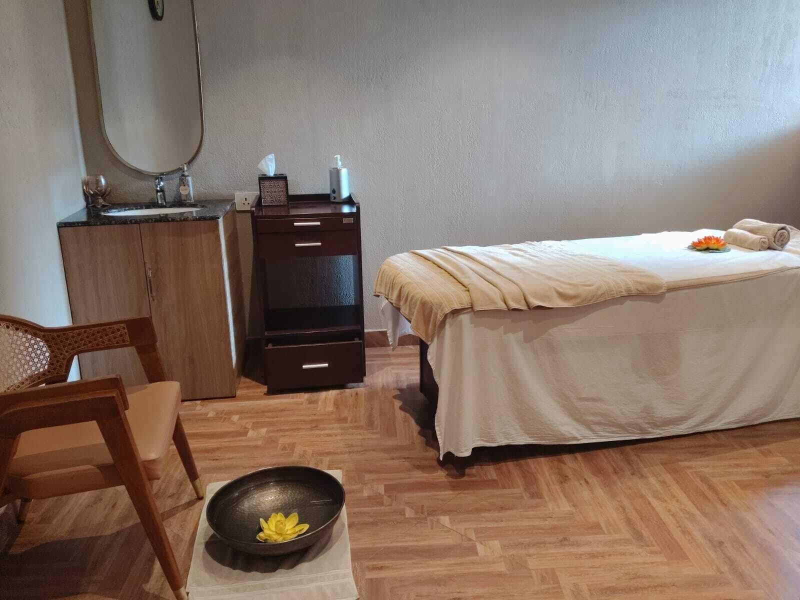 Salas de tratamiento para parejas y masajes de tejido profundo 