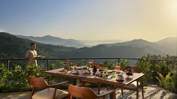 Free daily buffet breakfast
