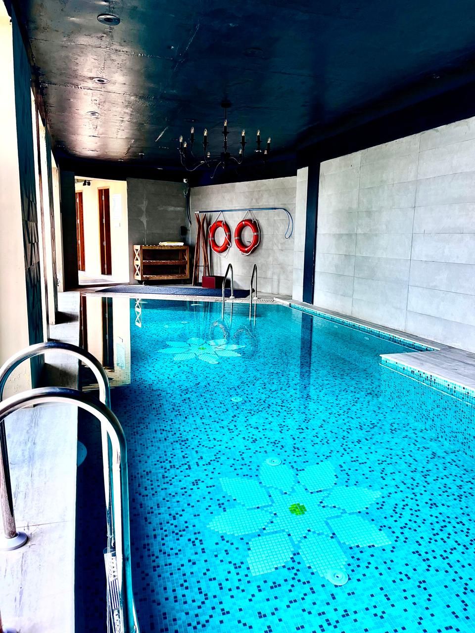 Kolam renang indoor