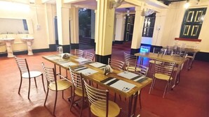 Un comedor con varias mesas y sillas, algunas con menús.