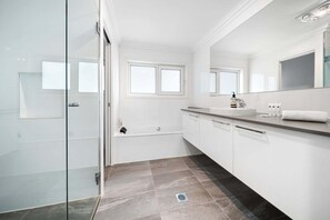 Dusj, hårføner, håndklær og sjampo