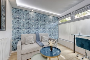TV, offices - Stylish & New 1 Bdr Flat with A/C-Trendy Paris 11 (Paris)