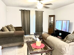 Smart TV - 5 mins to Motiva refinery, &10-15 mins to Valero, Chevron, & Total Refineries! (Port Arthur)