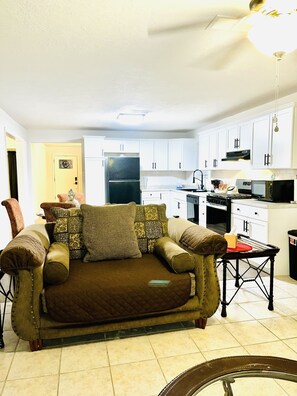 Smart TV - 5 mins to Motiva refinery, &10-15 mins to Valero, Chevron, & Total Refineries! (Port Arthur)