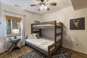 5 bedrooms, desk, iron/ironing board, WiFi - Moonlight Pines by Velo (Angel Fire)