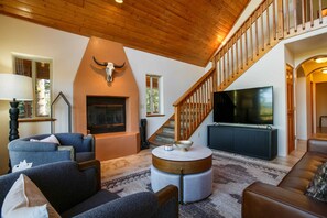 Televisión, chimenea, oficina