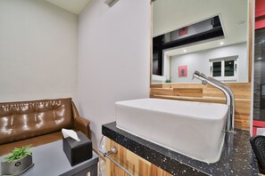 Deluxe Room | 1 bedroom, desk, free WiFi, bed sheets - Evian Hotel (Gyeongsan)