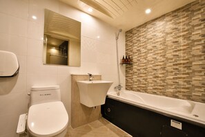 Un baño moderno con inodoro, lavamanos y bañera.