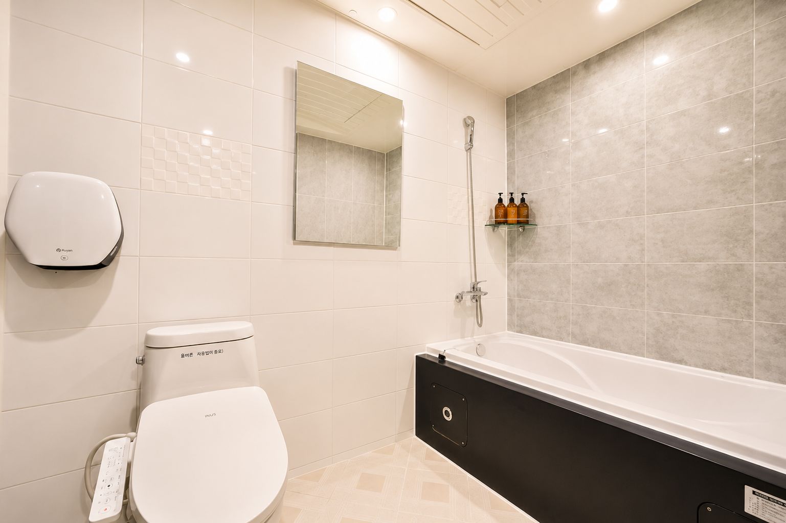 Deluxe Room | Bathroom | Shower, free toiletries, hair dryer, bathrobes