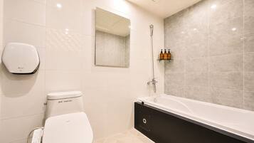 Deluxe Room | Bathroom | Shower, free toiletries, hair dryer, bathrobes