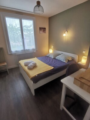 4 Schlafzimmer, Schreibtisch, Bügeleisen/Bügelbrett, Reisekinderbett