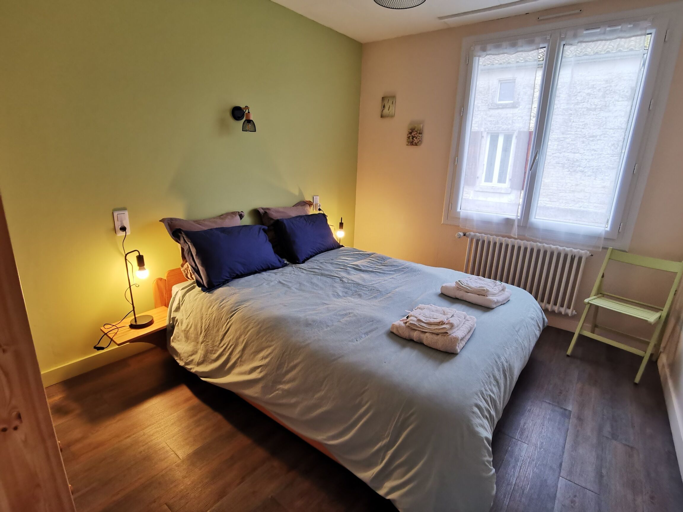 4 chambres, bureau, fer et planche à repasser, lit parapluie