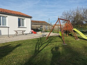 Children's area - Gîte 8/9 Personnes " Les 4 Saisons" (Xanton-Chassenon)