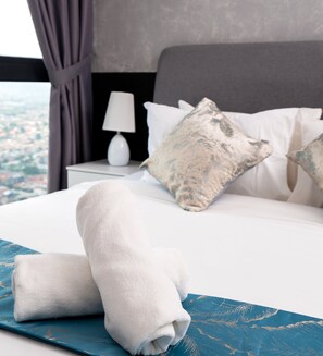 Escritorio, tabla de planchar con plancha y wifi gratis 