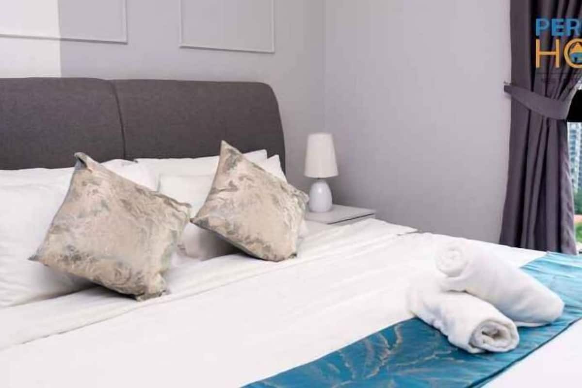 Escritorio, tabla de planchar con plancha y wifi gratis