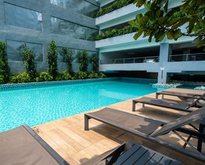 Una piscina al aire libre