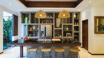 Refrigerador con freezer, microondas, cafetera expreso, cafetera/tetera