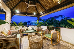 Luxe villa, 4 slaapkamers, privézwembad, uitzicht op zwembad | Terras