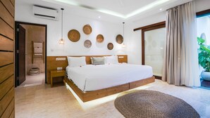 Une chambre moderne avec un grand lit, une tête de lit en bois et un ventilateur de plafond.