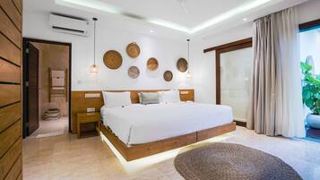 Un dormitorio moderno con una cama grande, cabecera de madera y ventilador de techo.
