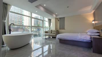 Minibaari (osa tuotteista ilmaisia), työpöytä