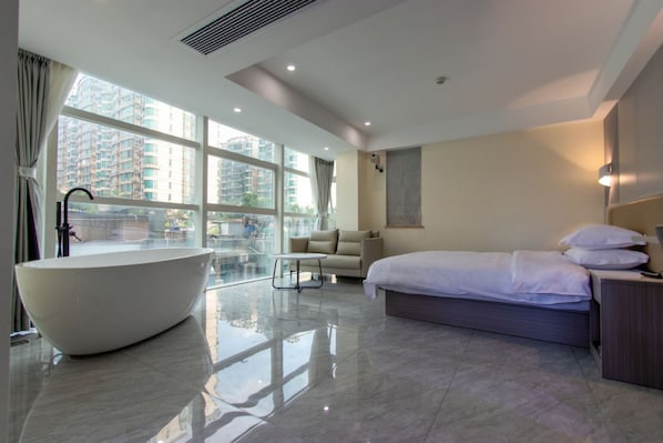 Free minibar items, desk, laptop workspace, free WiFi - Deyu Hotel (Guangzhou)