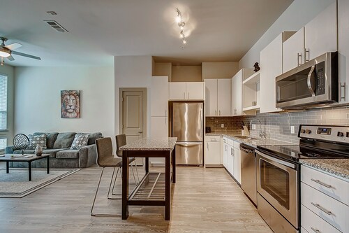 ★ Upscale 1 BR King Bed ★ Ideal for longer stays