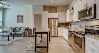 ★ Upscale 1 BR King Bed ★ Ideal for longer stays