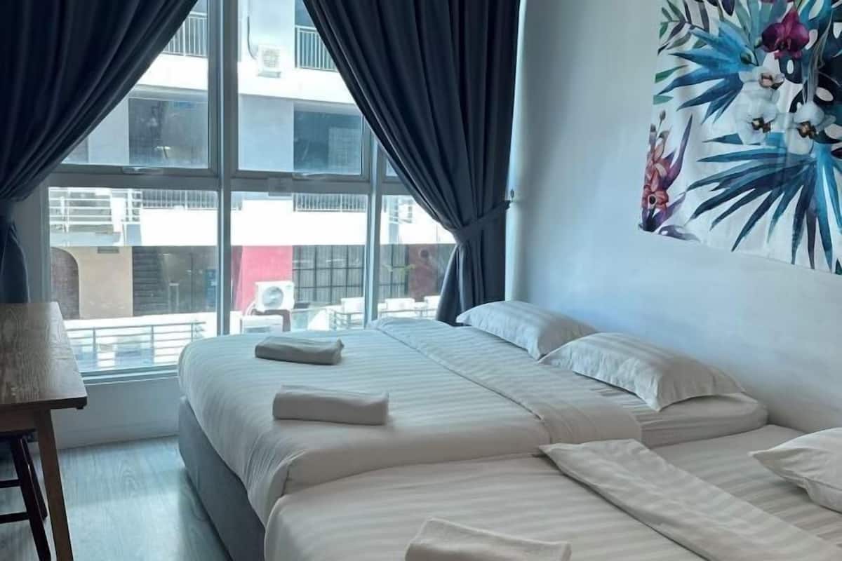 Escriptori, cortines opaques i habitacions insonoritzades 