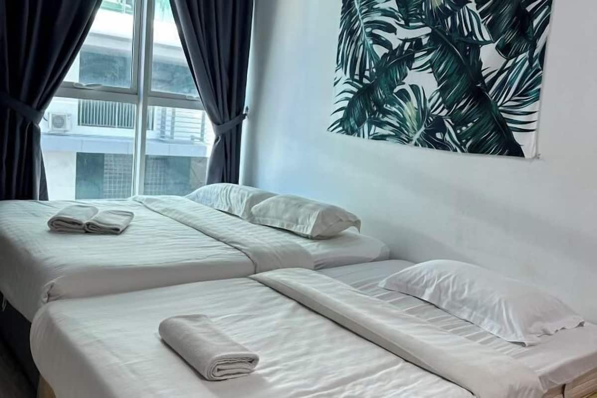 2 slaapkamers, individueel gedecoreerd, een bureau